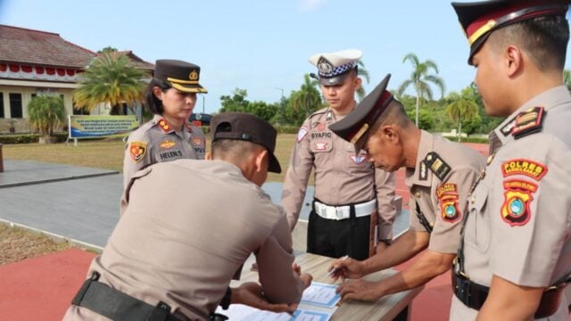 Kapolres Bangka Barat AKBP Helen Simanjuntak saat memimpin upacara serah terima jabatan Kasatlantas di Mako Polres Bangka