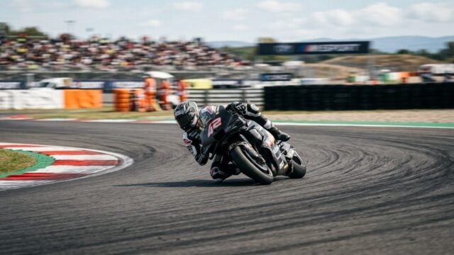 Pembalap MotoGP sedang melintasi tikungan tajam di sirkuit balap internasional
