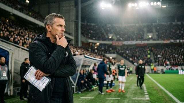 John Herdman memberikan instruksi kepada pemain Timnas Indonesia di pinggir lapangan