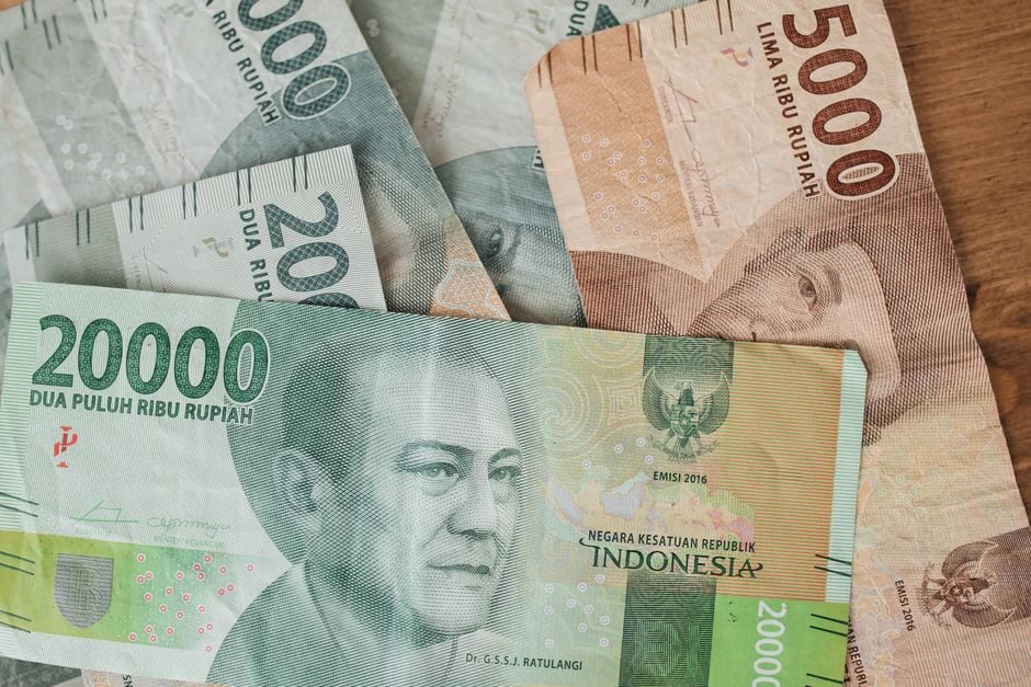 Rupiah Ditutup Menguat Tipis, Dolar AS Turun Jadi Rp17.975
