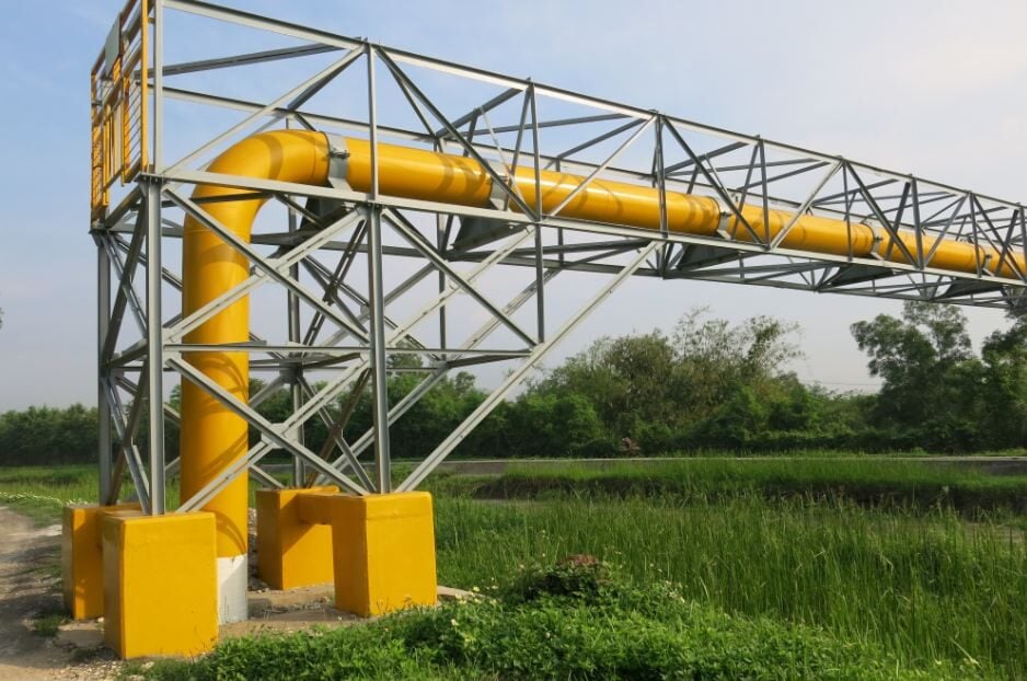 Pipa gas milik PGN membentang di atas saluran irigasi Ci Beet, Bekasi