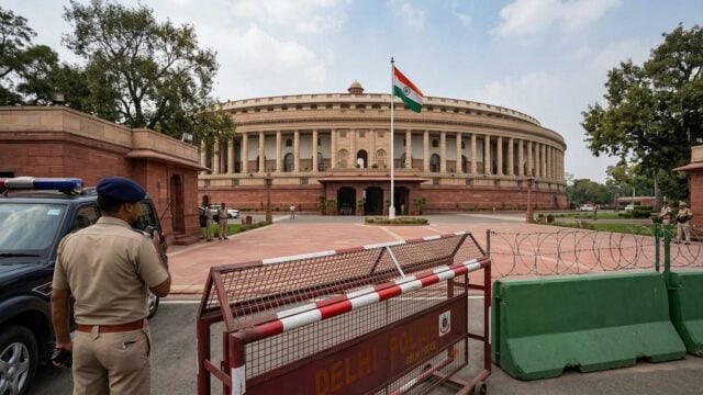 Gedung Parlemen Delhi dengan keamanan di sekitarnya