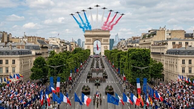 Parade militer besar di Champs-Elysees Prancis dengan pesawat tempur