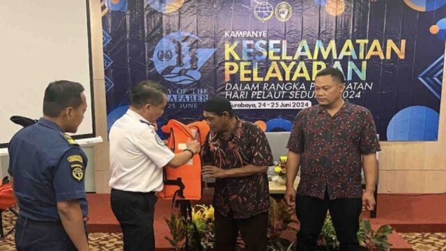 Kemenhub Serahkan 150 Jaket Pelampung untuk Nelayan Muara Angke Demi Budaya