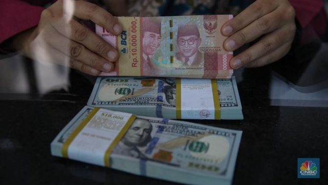 Rupiah Ditutup Menguat Tipis, Dolar AS Turun Jadi Rp17.975
