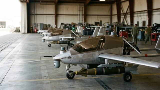 Pesawat ultraringan SkyRanger Swift termodifikasi militer Ukraina dengan bom OFAB-100-120 berbobot 100 kilogram dipasang di b