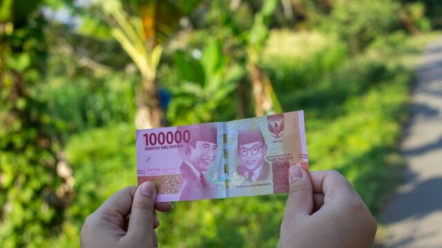 Rupiah Weakens Past Rp18,000 to Rp18,011 Today