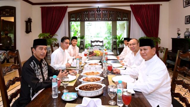 Momen Prabowo dan Jokowi Saling Hormat di Peringatan Hari Bhayangkara Ke-80