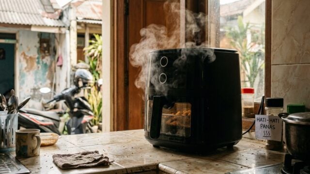 Bahaya air fryer saat memasak di dapur rumah