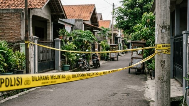 Petugas keamanan bersiap di sekitar pesawat komersial di Bandara Ngurah Rai Bali saat malam hari