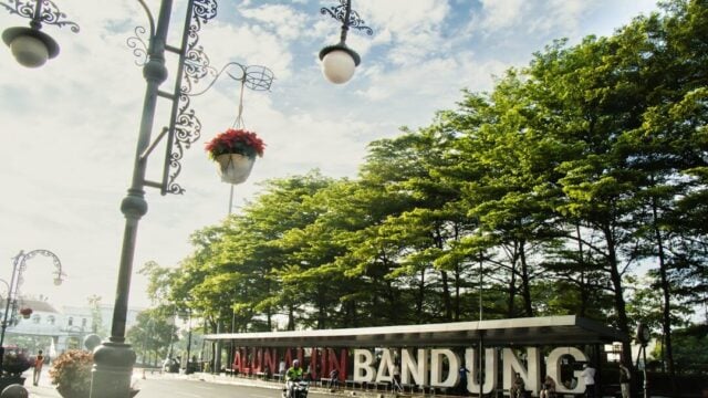 Pemkot Bandung Audit Izin Padel dan Kafe usai 10 Pohon Cihapit Ditebang