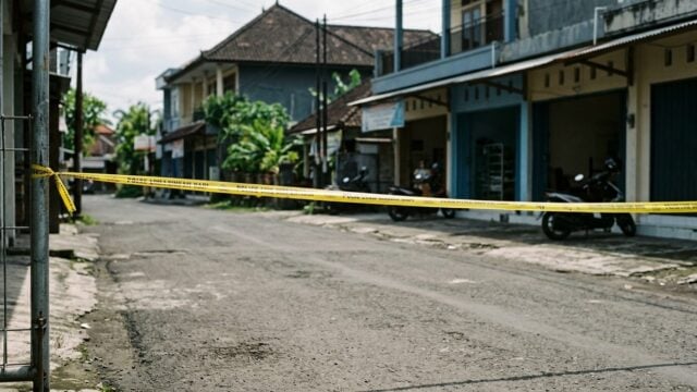 Palu sidang kayu di atas dokumen hukum dalam peluncuran Dana Bantuan Korban TPKS