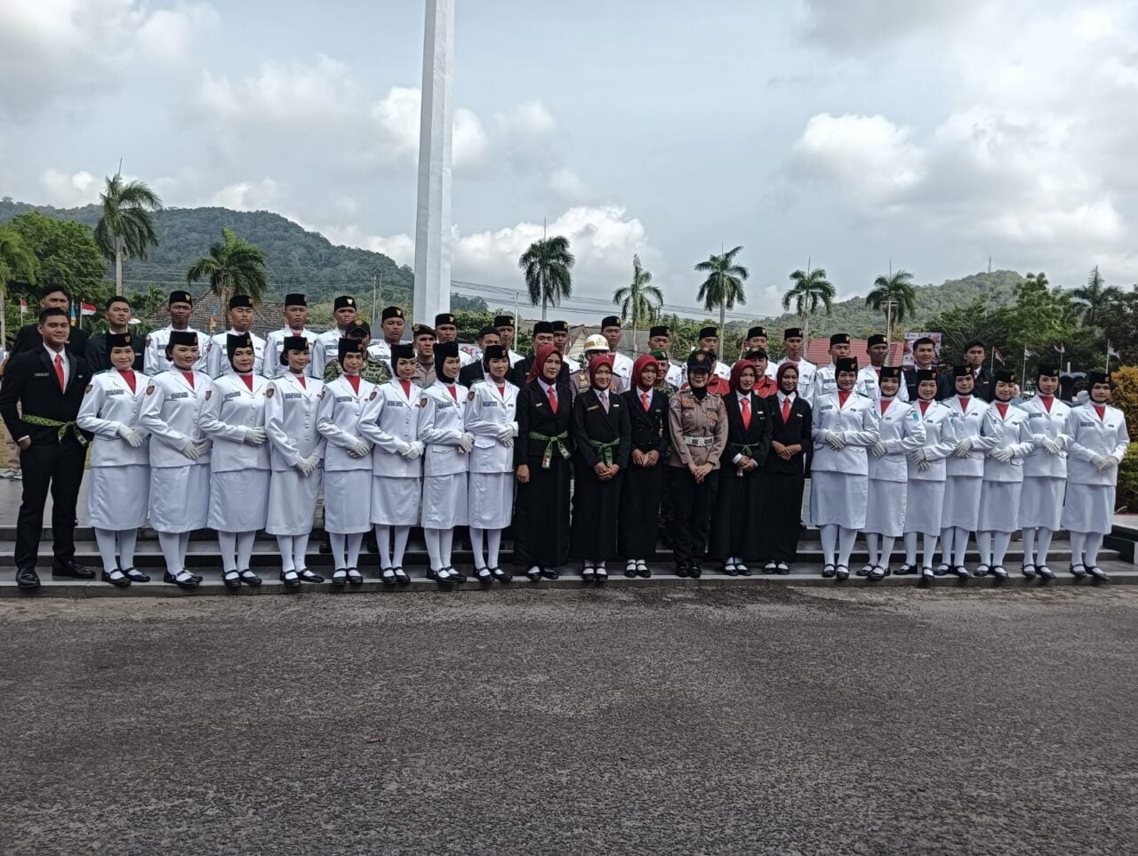 anggota Paskibraka Kabupaten Bangka berbaris rapi mengabadikan momen foto bersama usai selesai bertugas pada upacara penaikan bendera Merah Putih.
