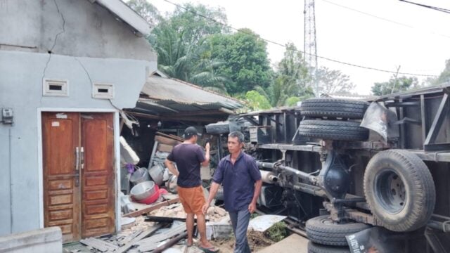 Truk Tabrak Rumah Warga di Pelangas, Polres Bangka Barat Tangani 4 Korban