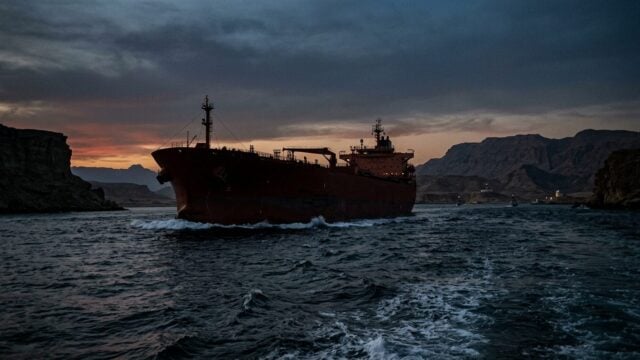 Harga minyak dekat puncak sepekan di Selat Hormuz