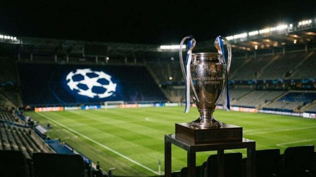 Trofi Liga Champions di panggung acara pengundian fase liga