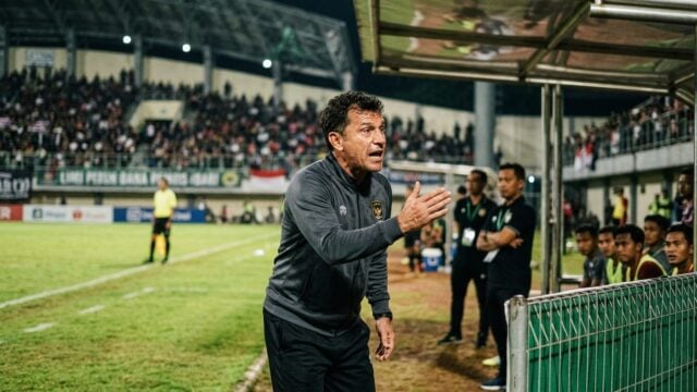 John Herdman memberikan instruksi kepada pemain di pinggir lapangan