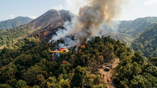 Kebakaran hutan di Taman Nasional Bromo Tengger Semeru dengan asap tebal terlihat dari udara