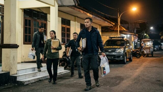 Petugas KPK keluar dari gedung kepolisian membawa dokumen penting hasil operasi tangkap tangan