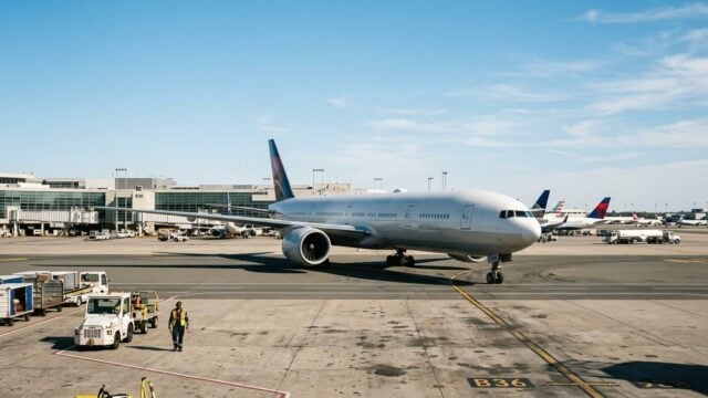 Pesawat Malaysia Airlines saat berada di area bandara internasional