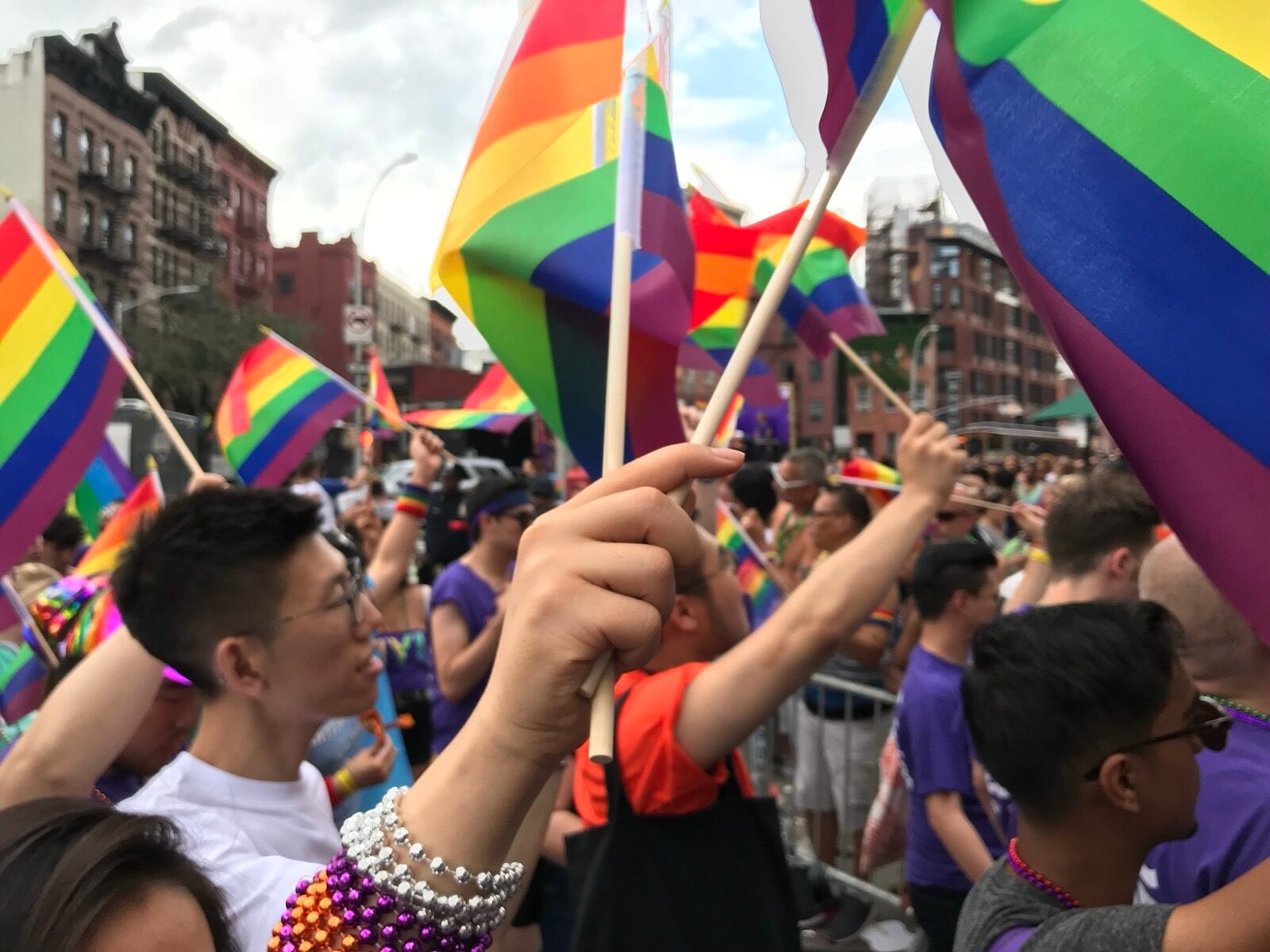 Kerumunan Parade Pride New York 2018 dengan bendera pelangi