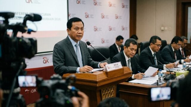 Hernawan Bekti Sasongko menerangkan penjelasan OJK tentang laporan keuangan 2025 dalam konferensi pers RDKB