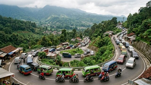 Kemacetan di Jalan Raya Puncak Bogor dengan pemandangan perbukitan dan kabut tipis