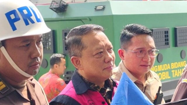 Eks Jampidsus Febrie Adriansyah Tersenyum Tipis saat di Kejagung
