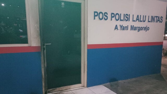 Pemotor Misterius Lempar Benda Diduga Molotov ke Pos Polisi Margorejo Surabaya