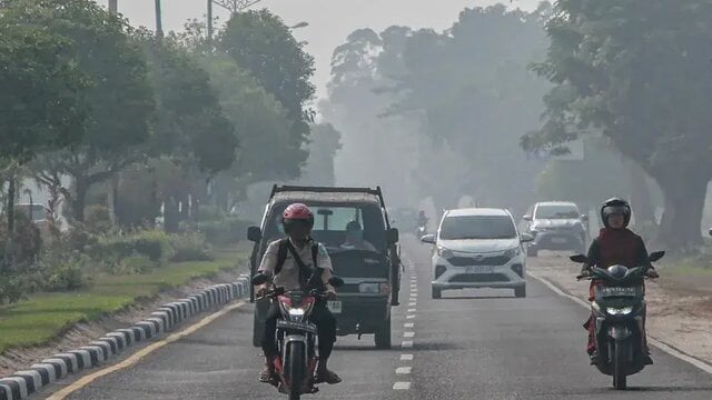 Warga Sade Bangun Kembali Rumah Adat yang Terbakar