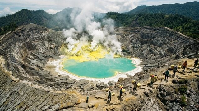 Fenomena telor ceplok kawah Anak Krakatau dengan warna kuning sulfur di tengah dan putih mineral di sekitarnya