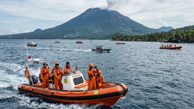 Tim SAR Gabungan melakukan operasi pencarian dengan kapal dan helikopter di perairan Selat Sunda dekat Gunung Anak Krakatau