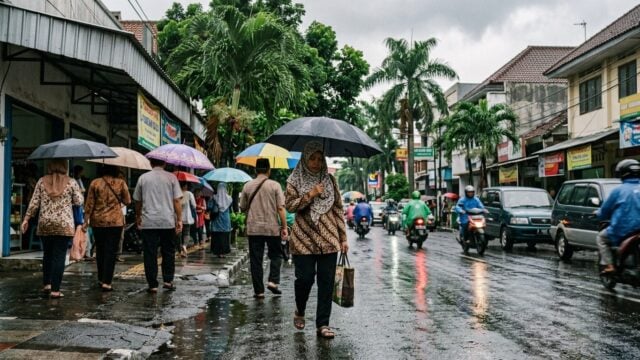 Hujan ringan membasahi jalan-jalan di Kota Padang pada Sabtu pagi
