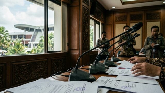 Ketua Komisi XI DPR Mukhamad Misbakhun memberikan keterangan terkait bantahan pemesanan pita cukai rokok