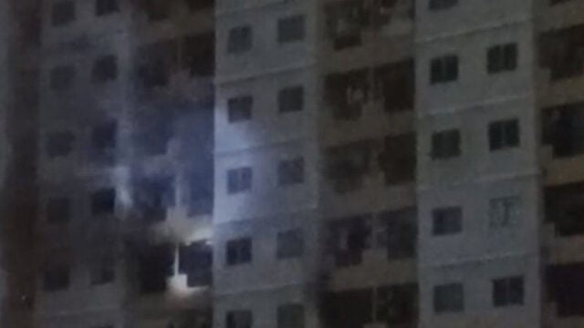 Petugas Damkar Evakuasi 53 Orang yang Sempat Terjebak Kebakaran Apartemen Teluk