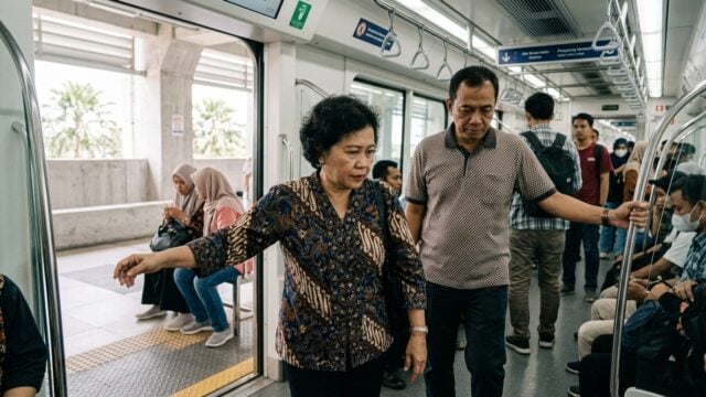 Uji coba LRT Jakarta rute Kelapa Gading-Manggarai dengan penumpang di stasiun, monorel modern berwarna biru tua