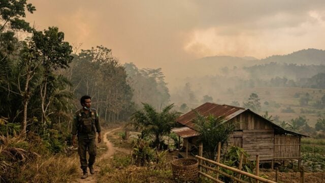 Asap karhutla menyelimuti kawasan hutan dan permukiman Indonesia
