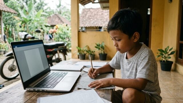 Batasan kreativitas terlihat saat anak bereksperimen dengan alat sederhana