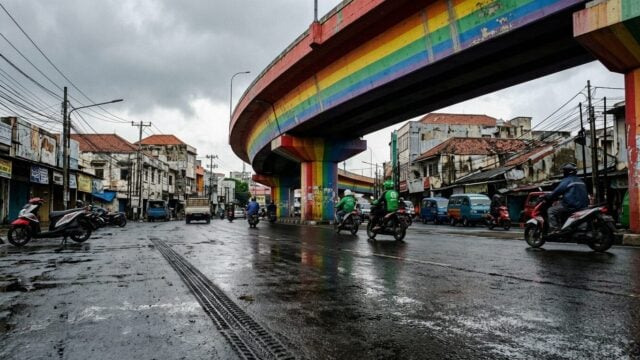 Cat pelangi flyover Kolkata tampak basah setelah gerimis turun