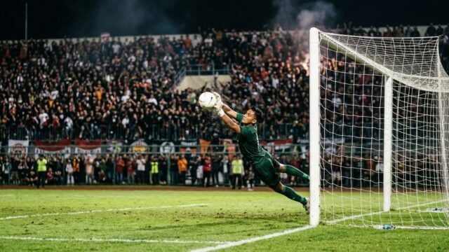 Cahya Supriadi di bawah mistar saat Persija menghadapi PSIM