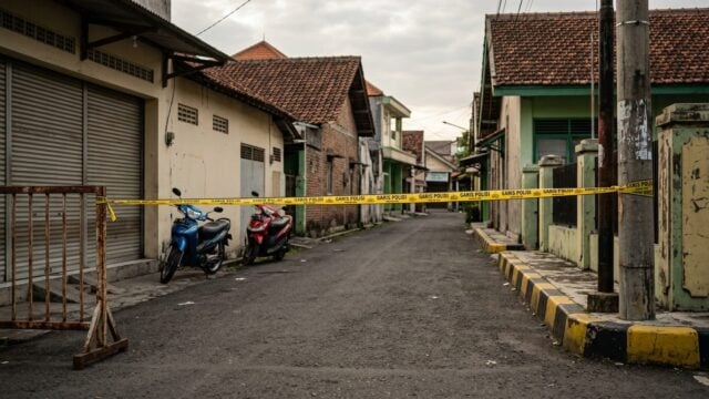 Tim pemadam kebakaran menangani kebakaran di Trans Home Kabupaten Sleman dengan 20 armada, tebal asap mengepul dari bangunan