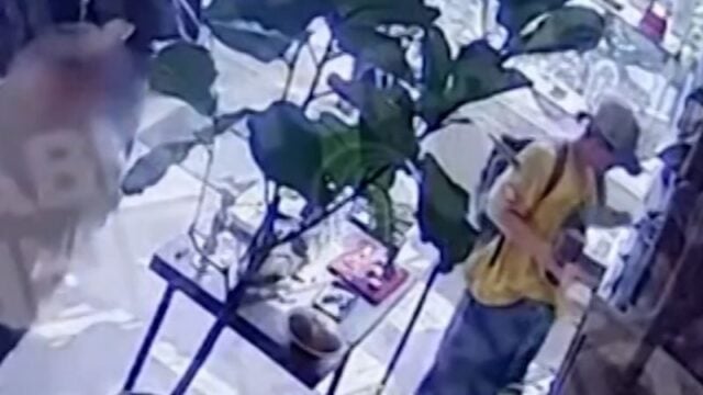 Kelly Clarkson Store Video Leaves Key Exchange Unheard