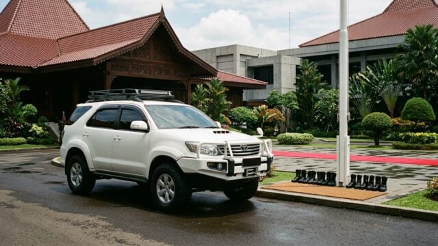 Maung Garuda putih terparkir sebagai mobil dinas pejabat Indonesia
