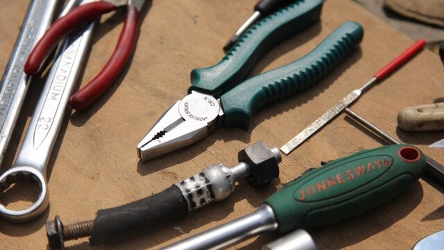 SlashGear’s 13 Practical Tools for Fall Camping Include Hand Warmers and a Waterproof Lighter