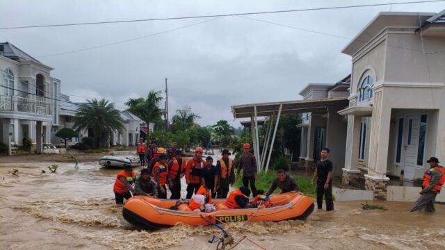 Banjir Bandang Kota Padang, Brimob Evakuasi 330 Warga