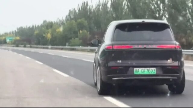 Mobil China Ini Jalan Miring di Tol, Padahal Lagi Ngebut