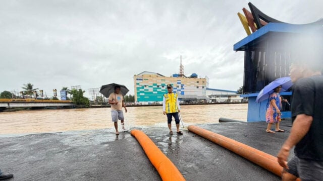 Pompa Hingga Alat Berat Dikerahkan Untuk Tangani Banjir Kota Padang