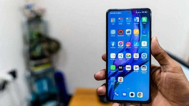 Nggak Perlu HP Flagship, Ini Alasan HP Sederhana Bisa Lebih Cocok untuk Lansia