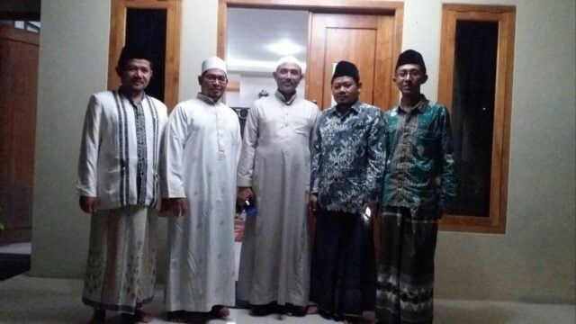 Pengasuh Ponpes Daarul Rahman KH Syukron Ma’mun Meninggal Dunia