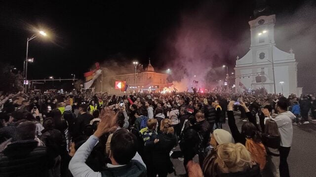 Student List Serbia Menang, Relawan Bersihkan Taman Belgrade